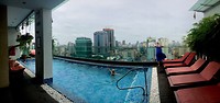 Ons zwembad boven de stad in Phnom Penh.