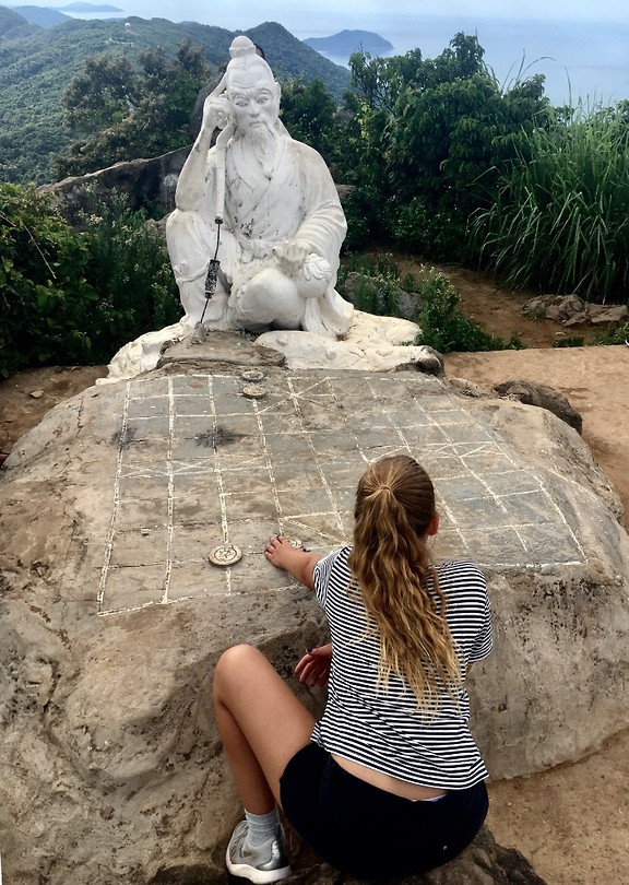 Lou speelt partijtje tegen de grootmeester op Monkey Mountain.