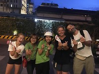 Met de scooter ladies
