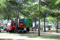 Drie rode campers