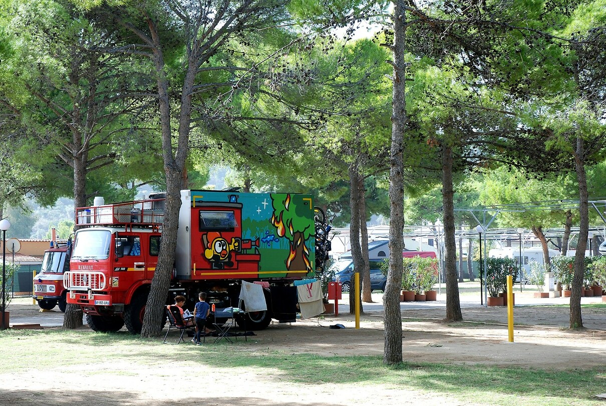 Drie rode campers