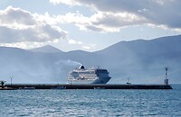 Cruiseschip op de rede van Nafplion