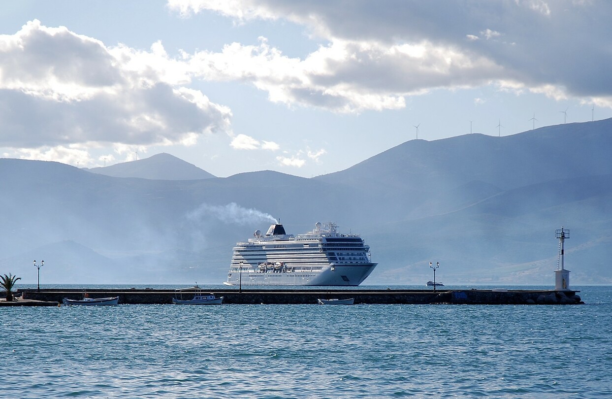 Cruiseschip op de rede van Nafplion