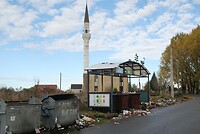 Minaret en vieze straat