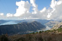 Zicht op de baai van Kotor en Herceg Novi