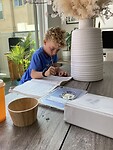 Elias maakt huiswerk