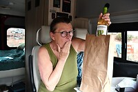 Stiekem fles wijn gekocht