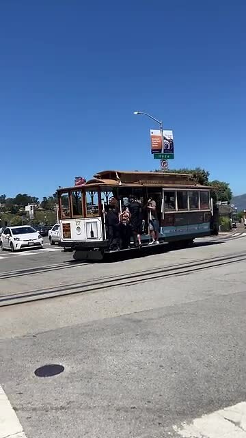 De kabeltram vertrekt