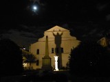 Achterkant kathedraal met verlichting