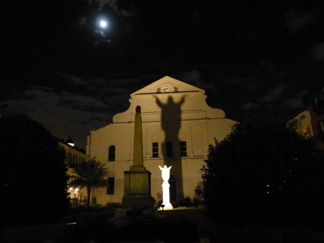Achterkant kathedraal met verlichting