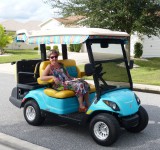 Anne-Marie bestuurt de golfcar