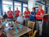 personeel van het Lighthouse zingt verjaardagslied voor Ad