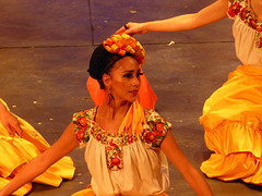 danseres (heel ver weg op het podium)