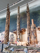 totempalen in de hal van het historisch museum