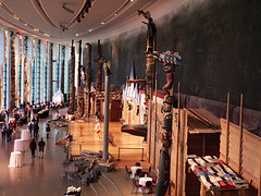 totempalen in de hal van het historisch museum