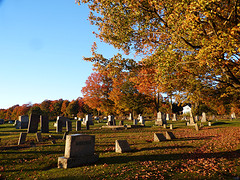 kerkhof in herfstkleuren