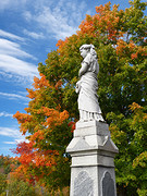 kerkhof in herfstkleuren