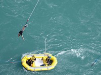 Bungyjumper wordt opgevangen