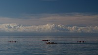 kayakkers met tegenlicht