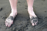 zwarte stranden = vuile voeten