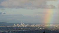 Regenboog boven Auckland