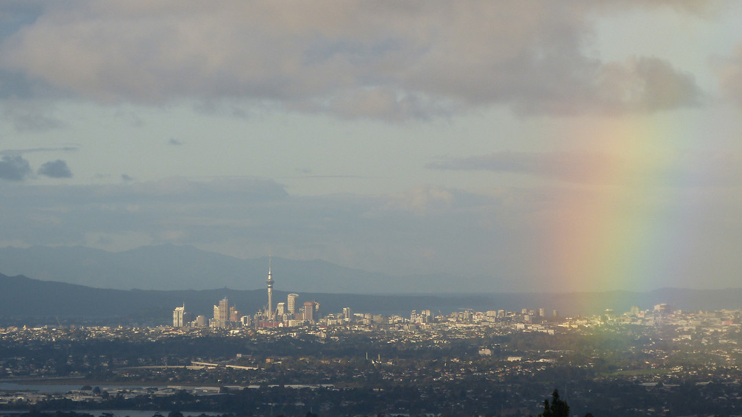 Regenboog boven Auckland