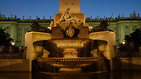 Fontein bij avond
