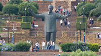 Nelson Mandela bij gouvernementsgebouwen