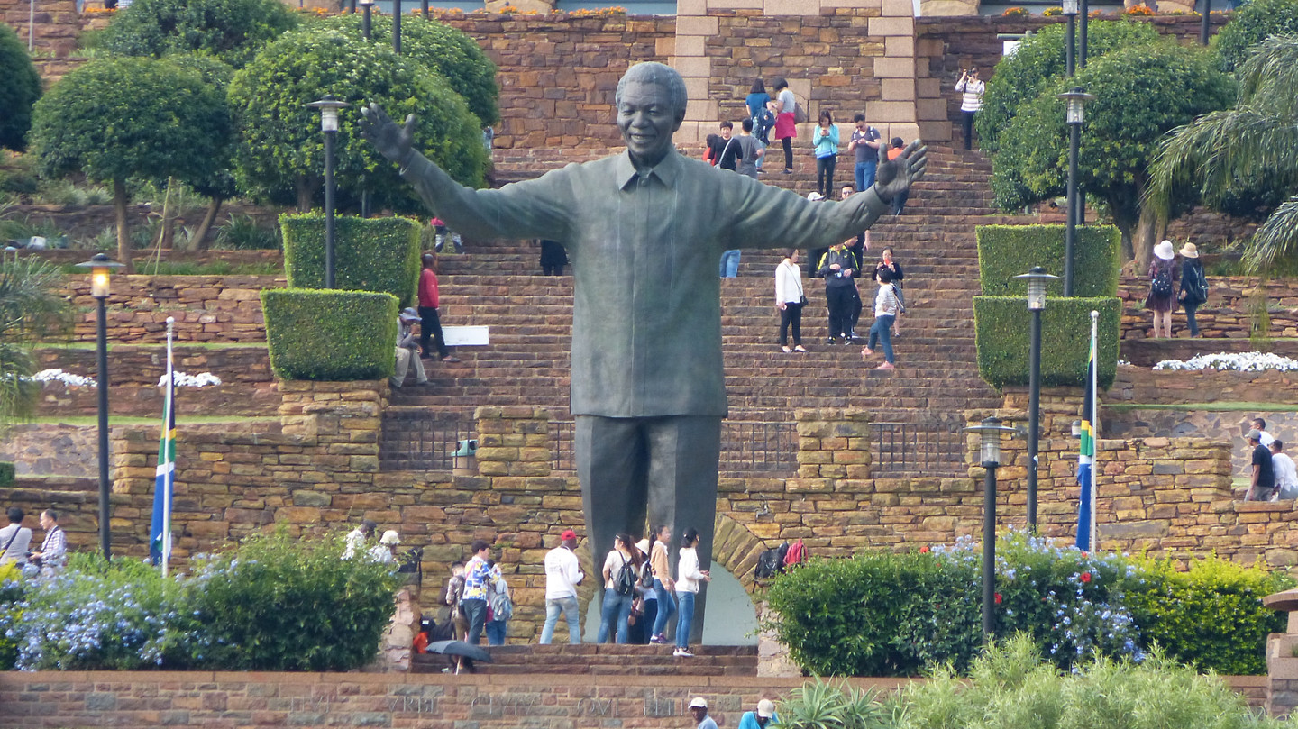 Nelson Mandela bij gouvernementsgebouwen