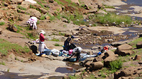 wassen in de rivier