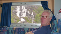 Ad kijkt naar de waterval