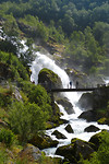 brug over de waterval