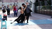 Tango dansende paren bij Puerto Madero
