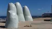 de hand uit het zand