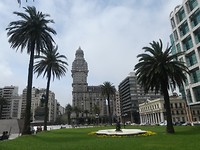 Plaza met standbeeld Jose Artigas