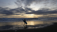 surfer bij zonsondergang
