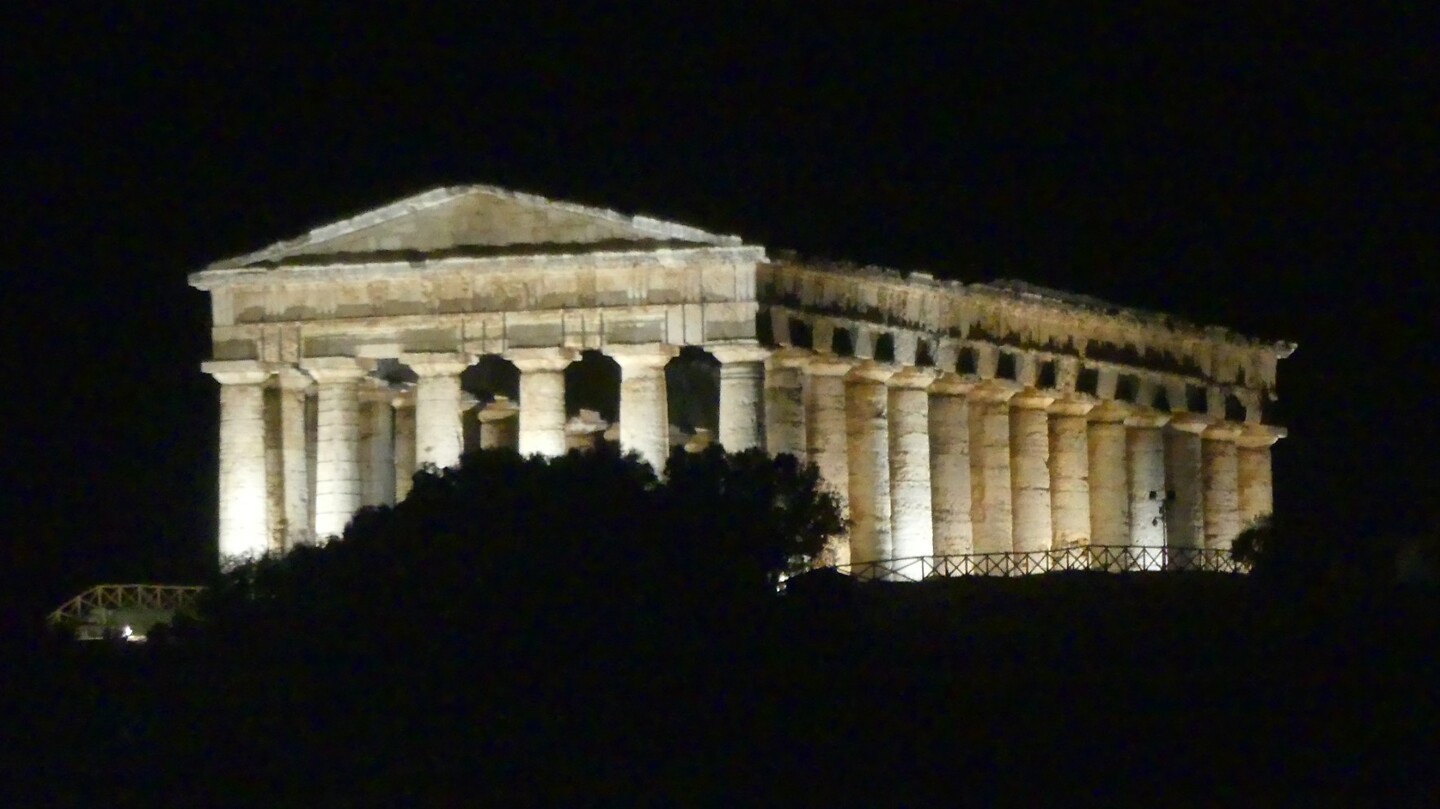 Segesta tempel by night