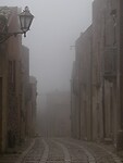 in de mist