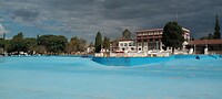 Het grote lege zwembad in Salta