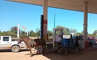 Mennonietenman vult vaten met diesel