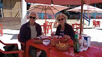 vis eten op het strand