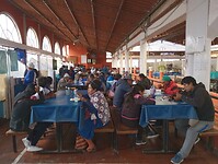 Locals eten op de markt in Tupiza