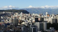 Quito met de vulkaan op de achtergrond