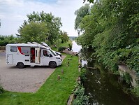 camperplek bij een kanaaltje