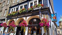 Pub met hanging baskets