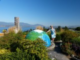 Kelowna wineestate met wereldbol