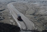 Explorervoertuig rijdt op de gletsjer