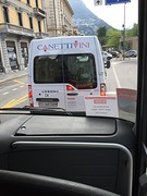 We zitten voorin de bus