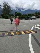 Even de benen strekken halverwege de busreis Lugano -Tirano