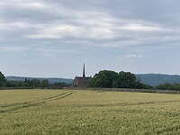 Klein kerkje achter korenveld (2)